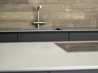 Moderne Traumküche mit harmonischer Parkettrückwand, Beer GmbH Beer GmbH Built-in kitchens