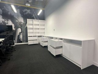Boardroom Fitted Furniture in White Colour, Bravo London Ltd Bravo London Ltd Ruang Studi/Kantor Klasik
