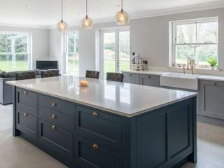 Sophisticated Timeless kitchen by John Ladbury, Hertfordshire, John Ladbury and Company John Ladbury and Company Bếp xây sẵn
