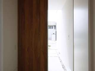 神戸の家-Kanbe, 株式会社 空間建築-傳 株式会社 空間建築-傳 Scandinavian style corridor, hallway& stairs