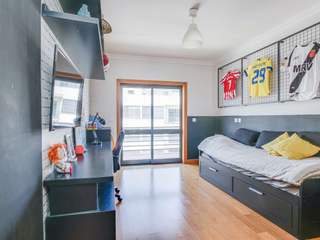 Duplex T4 com maravilhosos terraços e vista desafogada homify Apartment porta-retratos, Fixação, Conforto, Design de interiores, Chão, Pavimento, Madeira, Armação de cama, Casa, Janela