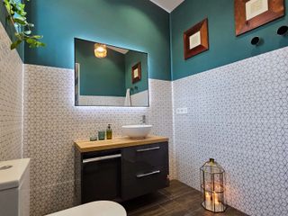 Baño abuardillado en villa mediterránea. , REFORMAS LUJAN REFORMAS LUJAN Mediterranean style bathroom