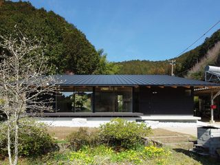 山裾の小屋（ヤマスソノコヤ）, 株式会社 空間建築-傳 株式会社 空間建築-傳 Single family home