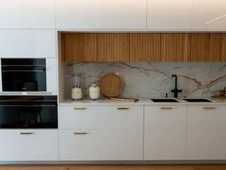 Ondulado em carvalho ByOriginal Small kitchens Armários, Bancada, Propriedade, Prédio, Madeira, Design de interiores, Cozinha, Chão, Pisos, Bege