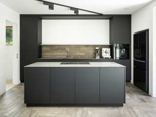 Moderne Traumküche mit harmonischer Parkettrückwand, Beer GmbH Beer GmbH Built-in kitchens