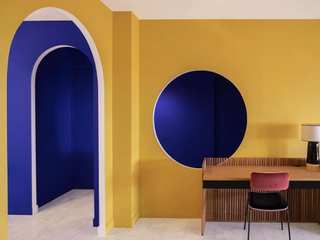 Rénovation d'un appartement avec des couleurs flamboyantes, Olivier Francheteau Olivier Francheteau Їдальня