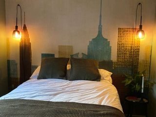 NYC Hotel Style Bedroom, Wallsauce.com Wallsauce.com Małe sypialnie