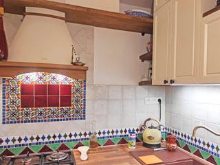 Mexican wall tiles in a rustic kitchen, Cerames Cerames مطابخ صغيرة