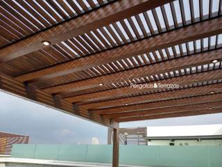 Pérgola TexturiForm Premium con Celosía, Pérgolas & Terrazas Pérgolas & Terrazas Modern balcony, veranda & terrace