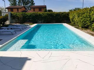 Piscina a skimmer total white, Studio di Architettura IATTONI Studio di Architettura IATTONI Giardino con piscina