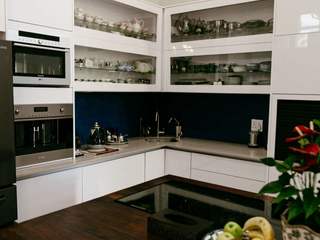 Ultra-modern White Gloss Kitchen, Ergo Designer Kitchens & Cabinetry Ergo Designer Kitchens & Cabinetry システムキッチン