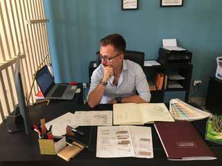 Articolo intervista GL ARCH Studio di Progettazione Architettonica e Design Villas Tavolo, Occhiali da vista, Scrivania, Microfono, Computer portatile, Tenda, Pavimentazione, Evento, Impiegato, Lavoro