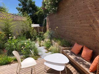 Créer une oasis de verdure dans un lotissement, Créateurs d'Interieur Créateurs d'Interieur Mediterranean style balcony, veranda & terrace