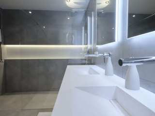 Reforma de baño suite en Fontpineda (Palleja), GPA Gestión de Proyectos Arquitectónicos ]gpa[® GPA Gestión de Proyectos Arquitectónicos ]gpa[® Minimalist bathroom Ceramic White