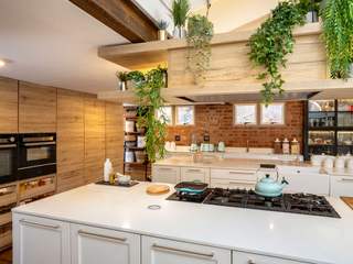 Renovation and extension of an Arts and Crafts style house in the South of Johannesburg, Deborah Garth Interior Design International (Pty)Ltd Deborah Garth Interior Design International (Pty)Ltd Unit dapur Kayu Buatan White