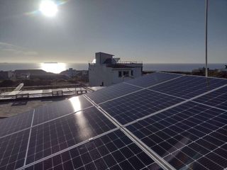 Sistema Solar Aislado con baterías solares, XUSOL Energía Solar XUSOL Energía Solar Plat dak