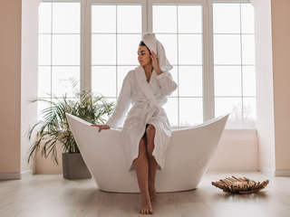 EA20251201-24128 Press profile homify Study/office Sitting, Comfort, Elbow, Bathtub, Plumbing fixture, Linens, Towel, Natural material, Photo shoot, Robe