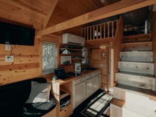 EA20250414-23648 Press profile homify Study/office Wood, Flooring, Floor, Wood stain, Hardwood, Log cabin, Room, Plank, Kitchen, Cabinetry