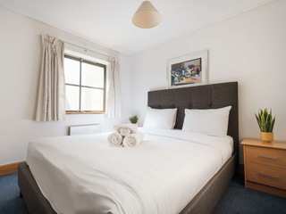 London Bedrooms by UpperKey, UpperKey UpperKey Master bedroom
