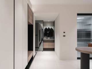 Fun宅 | 柔和的線條 沉靜自適的現代風格, 有隅空間規劃所 有隅空間規劃所 Modern corridor, hallway & stairs