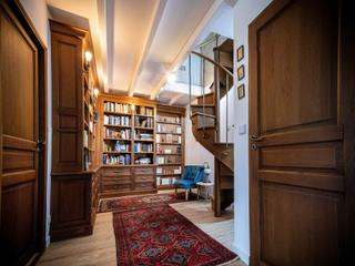bibliothèque avec escalier en colimaçon esprit Jules Verne , julien lachaud ébéniste julien lachaud ébéniste Weitere Zimmer