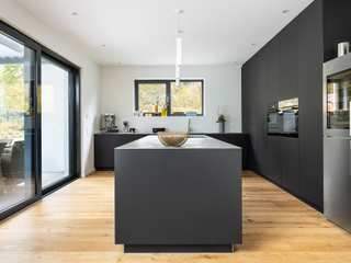 Minimalistische Küche mit Edelstahl und mattem Schwarz, Beer GmbH Beer GmbH Built-in kitchens