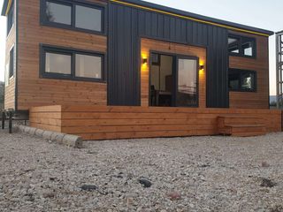 10-Meter 3 Bedrooms Tiny House with Trailer, Moodilev İnşaat Çelik Yapı Mimarlık Mühendislik Ltd. Şti. Moodilev İnşaat Çelik Yapı Mimarlık Mühendislik Ltd. Şti. Küçük Evler