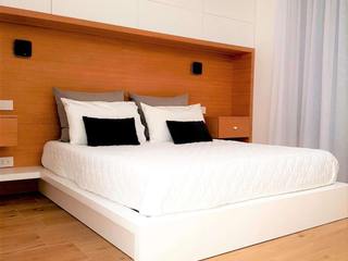 Camera da letto rovere e bianco , PERCORSOARREDO PERCORSOARREDO Master bedroom