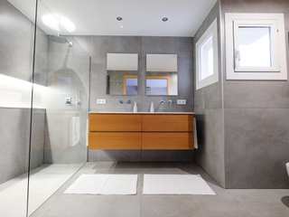 Reforma de baño suite en Fontpineda (Palleja), GPA Gestión de Proyectos Arquitectónicos ]gpa[® GPA Gestión de Proyectos Arquitectónicos ]gpa[® Minimalist bathroom Solid Wood Brown