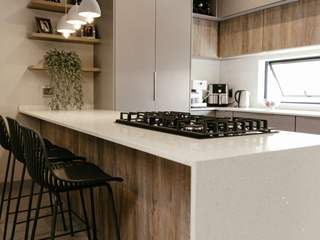Modern Grey & Woodgrain Kitchen, Ergo Designer Kitchens & Cabinetry Ergo Designer Kitchens & Cabinetry مطبخ ذو قطع مدمجة خشب Wood effect
