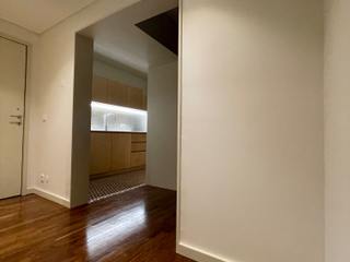 Apartamento Aldoar -Porto Melom Cool Apartment Floor, Flooring, Wood flooring, Wall, Wood, Interior design, Laminate flooring, Ceiling, Brown, Room