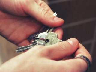 EA20251203-24134 Press profile homify Eclectic style dressing rooms Key, Lock and key, Security, Padlock, Household hardware, Nickel, Titanium, Tool, Aluminium