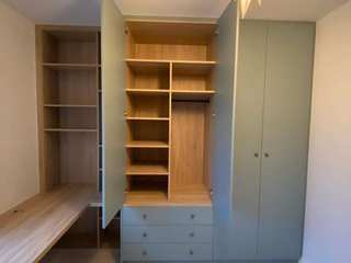 Wardrobe with Built-in Desks and Bookshelves, Bravo London Ltd Bravo London Ltd Phòng ngủ nhỏ