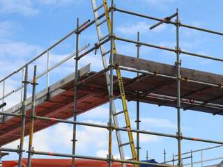 EA20250818-23931 Press profile homify Single family home Scaffolding, Composite material, Metal, Iron, Construction, Pipe, Engineering, Building material, Construction worker, Blue-collar worker