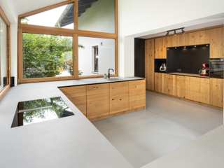 Moderne Holzküche mit Fronten aus Asteiche, Beer GmbH Beer GmbH Built-in kitchens