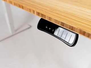 elektrisch höhenverstellbarer Schreibtisch mit Bambustischplatte, Büromöbel-Experte Büromöbel-Experte Oficinas de estilo minimalista