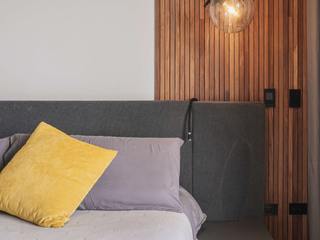 Casa El Monte, "Un Refugio Urbano Moderno en Medellín", KER3, Arquitectura & Diseño KER3, Arquitectura & Diseño Master bedroom Wood Wood effect