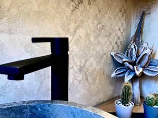 Gäste-WC neu erfinden – Kunstvolle Wandgestaltung, Stefan Necker - Tegernseer Badmanufaktur Stefan Necker - Tegernseer Badmanufaktur Minimalist style bathroom