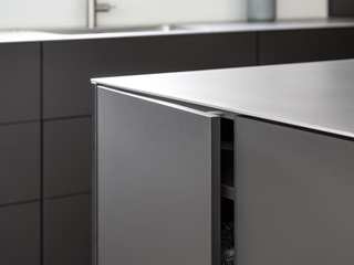 Minimalistische Küche mit Edelstahl und mattem Schwarz, Beer GmbH Beer GmbH Built-in kitchens