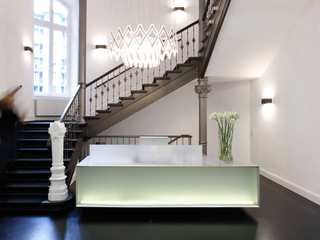 Empfang, Konferenz , Bibliothek bei einer Firma Ulrich Weinkath Modern Walls and Floors Interior design, Flooring, Ceiling, Floor, Lighting, Architecture, Light fixture, Furniture, Glass, Metal