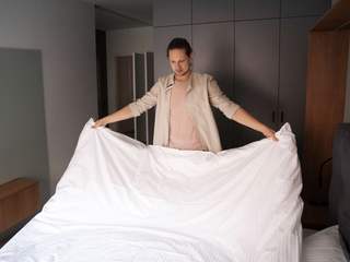 EA20250313-23577 Press profile homify Double Garage Textile, Linens, Bed sheet, Comfort, Bedroom, Bedding, Bed, Duvet, Mattress, Pillow