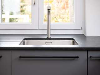 Moderne Rundküche mit Holzelementen und Steinoptik, Beer GmbH Beer GmbH Built-in kitchens