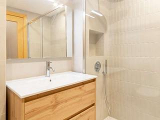 Nuevo baño reformado en Tiana, Grupo Inventia Grupo Inventia Apartamento