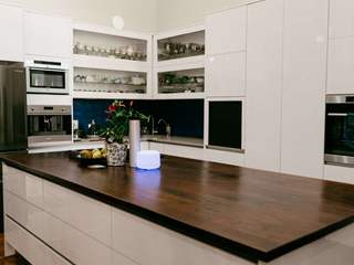 Ultra-modern White Gloss Kitchen, Ergo Designer Kitchens & Cabinetry Ergo Designer Kitchens & Cabinetry مطبخ ذو قطع مدمجة