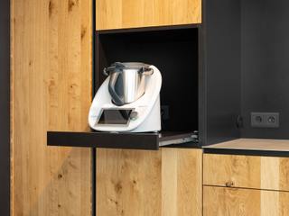 Moderne Holzküche mit Fronten aus Asteiche, Beer GmbH Beer GmbH Built-in kitchens