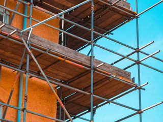 EA20250818-23931 Press profile homify Single family home Scaffolding, Composite material, Construction, Metal, Iron, Engineering, Building material, Design, Steel, Pipe