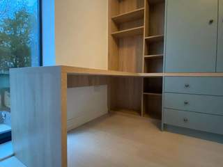 Wardrobe with Built-in Desks and Bookshelves, Bravo London Ltd Bravo London Ltd Small bedroom