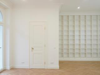 Sanierung einer Altbauwohnung in Berlin Prenzlauer Berg. Holzeco GmbH | Haussanierung & Wohnungssanierung | Komplettsanierung von A - Z Weitere Zimmer Tür, Vorrichtung, Holz, Innenarchitektur, Malen, Riegel, Boden, Gebäude, Bodenbelag, Haustür