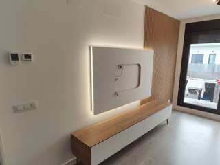 Mueble de salón blanco y laminado madera con palilleria , Mobiliario Xikara Mobiliario Xikara Moderne Wohnzimmer