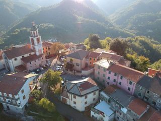 Lago - La riqualificazione di un antico borgo ODD - Officina D'architettura e Design Terrace house Edificio, Montagna, Finestra, Leggero, Mondo, Cielo, Casa, Viaggio, Zona residenziale, Albero